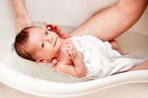 Mẹ có thể tắm cho bé thường xuyên để cho bé cảm giác thoải mái